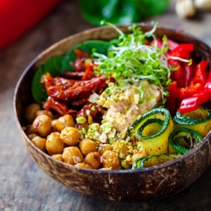 Vegan,buddha,bowl,with,chickpeas,,courgette,,sundried,tomatoes,and,sprouts